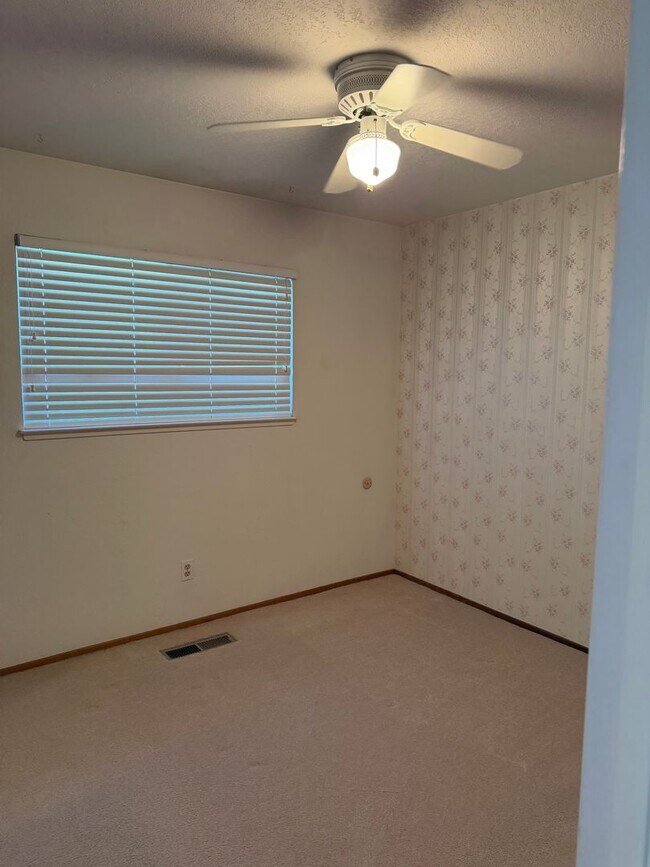 Building Photo - 3 Bedroom 2 bath with Rv Parking