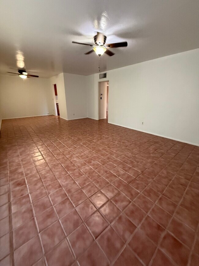 Building Photo - HOUSE FOR RENT