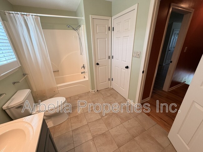 Building Photo - 215 Radford Dr