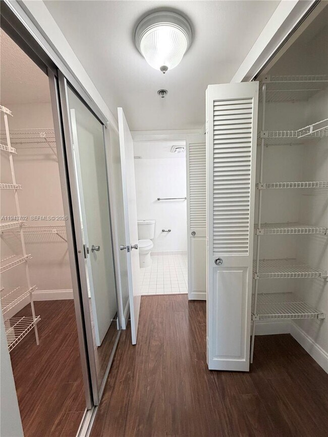 Building Photo - 919 Hillcrest Dr