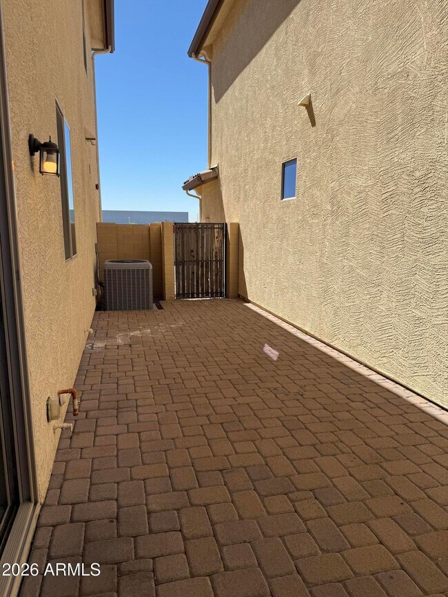 Building Photo - 9237 W Coolbrook Ave