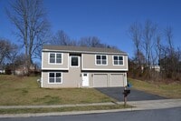 Building Photo - Beautiful Bi-level  Home w/ 2 car Garage and Central AC. One Pet OK!