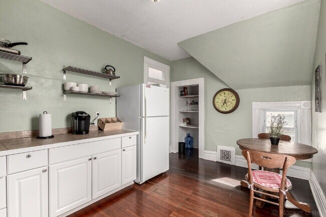 Building Photo - Lovely Victorian duplex for rent 2 bed / 1 bath