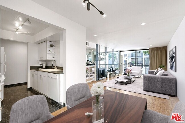 Building Photo - 906 N Doheny Dr