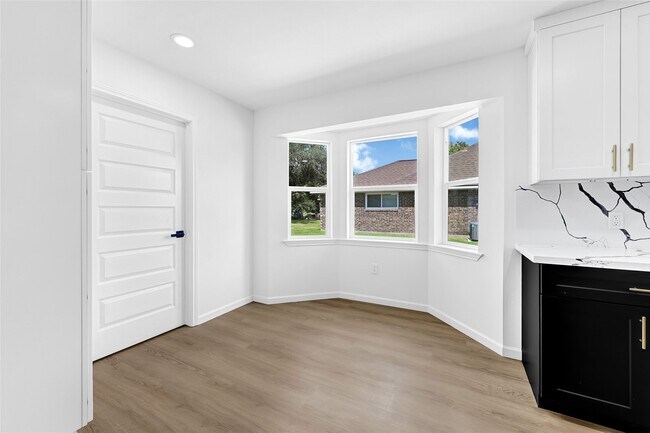 Building Photo - 7114 Fox Run Dr