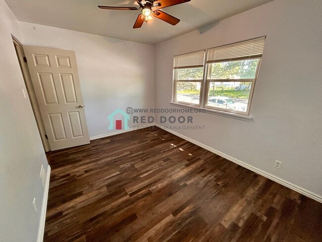 Building Photo - Spacious 3 Bed, 2 Bath Home
