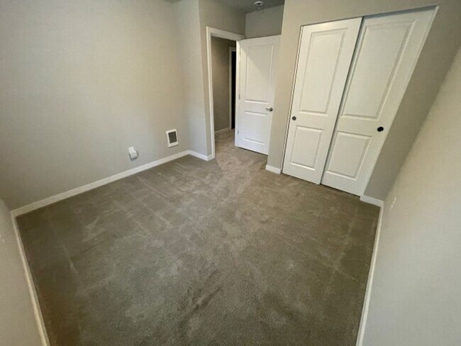 Building Photo - 4bd/3.5ba Lynnwood Townhouse