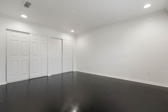 Building Photo - Lovely spacious 3bd/2bath townhouse with screen patio!