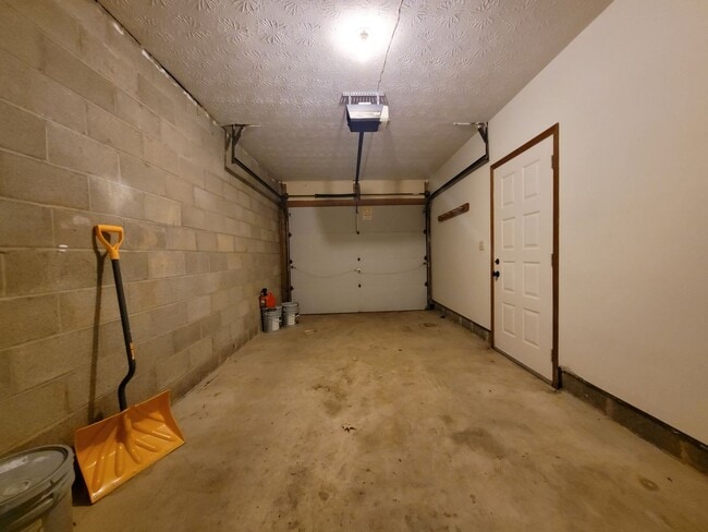 Building Photo - 3 Bedroom, 2.5 Bath Townhouse in Beavercreek!