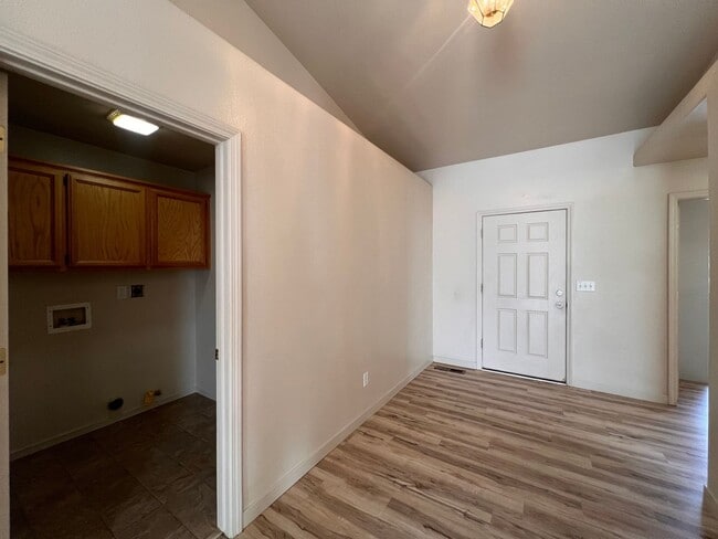 Building Photo - Cute 3 bedroom home Located in Donner Trails