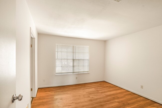 Building Photo - 2019 Lake Creek Dr