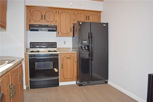 Building Photo - 905 Burchfield Rd