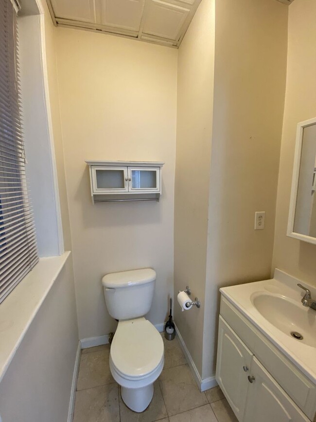 Building Photo - Great 3 Bed Right in Kenmore Square! Call ...