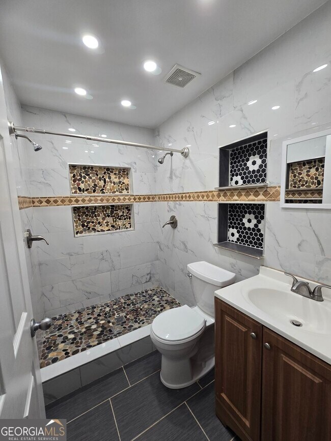 Building Photo - 1211 Lake Dr