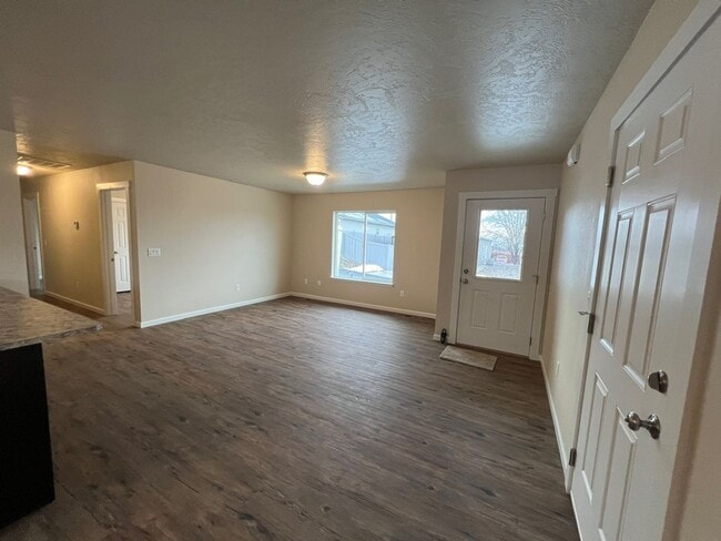 Building Photo - 3 Bedroom Charming Duplex