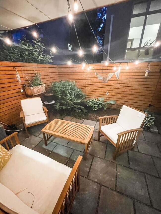 Building Photo - 2bd/3.5ba Seattle Townhouse