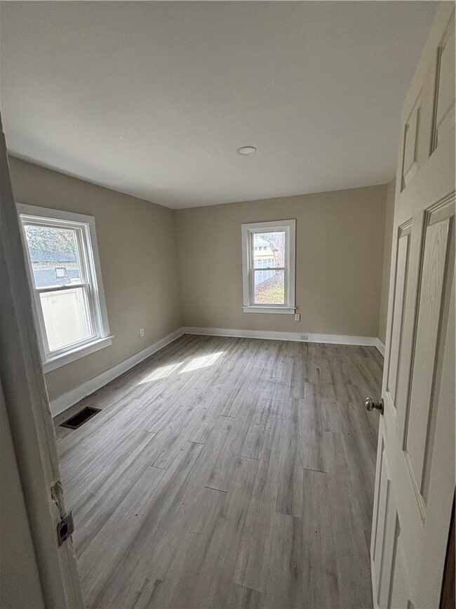 Building Photo - 373-375-375 Diven Ave