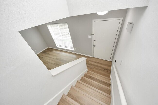 Building Photo - 2207 Bauer Dr