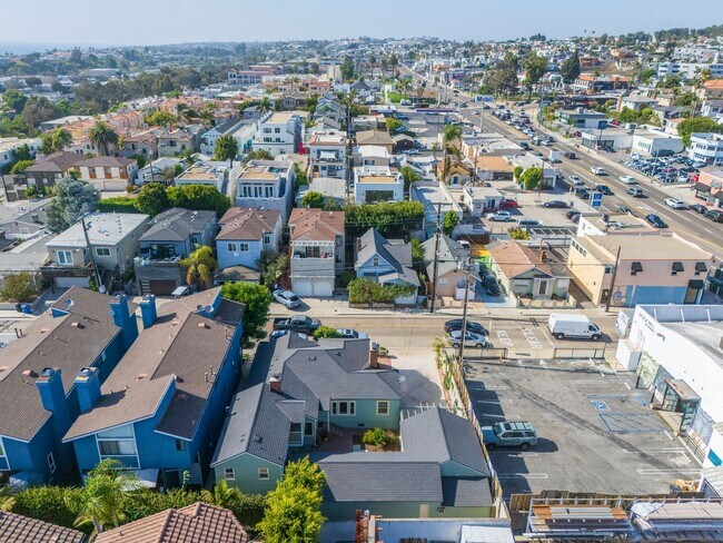 Building Photo - Classic Hermosa Beach Home!