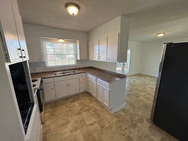 Building Photo - Charming Cul-de-Sac Brick Home | 3BR + Bonus Room | 2 Full Baths