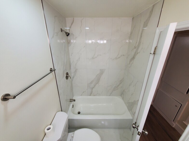 Hall Bath shower - 1010 Tahoe Dr