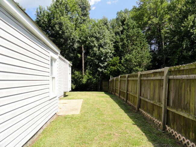 Building Photo - Charming Home Minutes to Camp Lejeune!