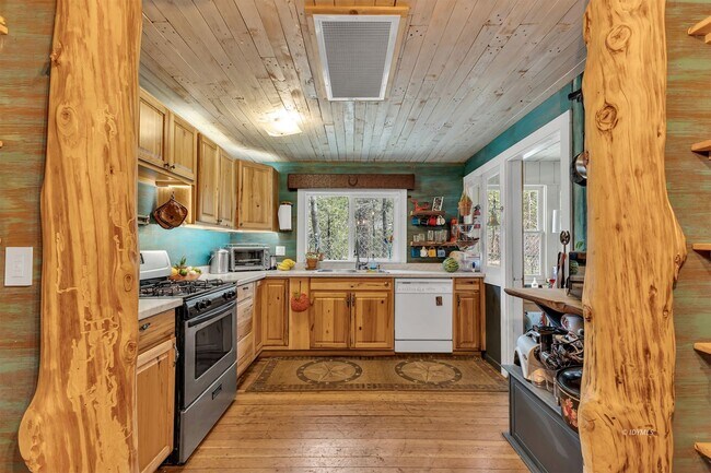 Building Photo - 3 bd 2 ba country cabin close to town