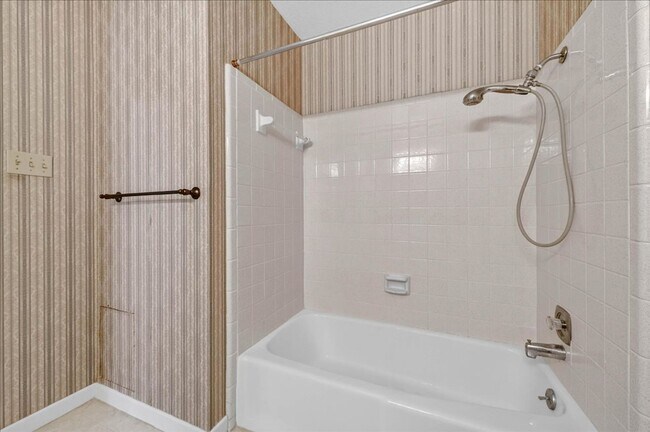 Building Photo - 5305 Greenbriar Dr
