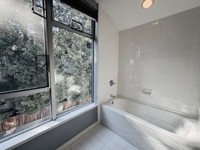 Building Photo - Wonderful Try-level condo near Pleasant Hill Bart-Iron Horse Ln. Walnut Creek