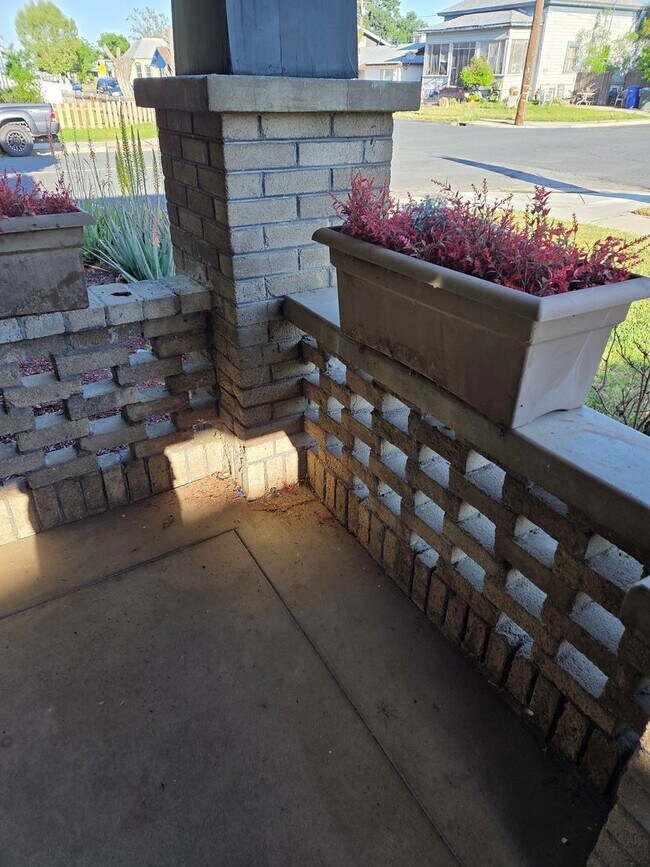 Building Photo - Two bedroom Charmer