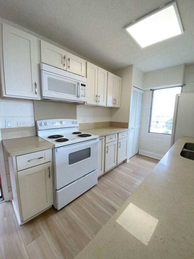 Building Photo - Nalanui Hale - 2 bed, 1 bath, 1 parking