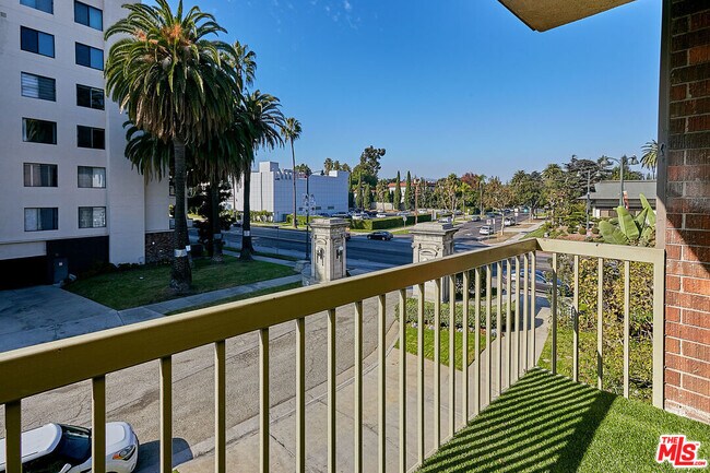 Building Photo - 4444 Wilshire Blvd