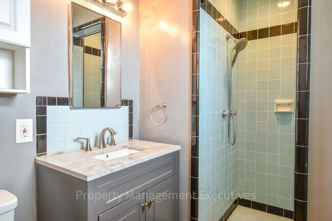 Building Photo - 3 Bedroom, 2 Bath House with Large Backyard