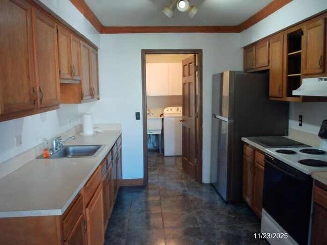 Building Photo - 16682 Eastland St