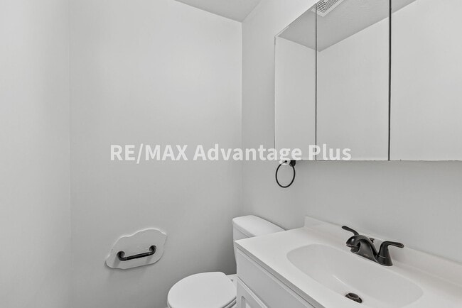 Building Photo - 4 Bedroom Home in Blackstone!