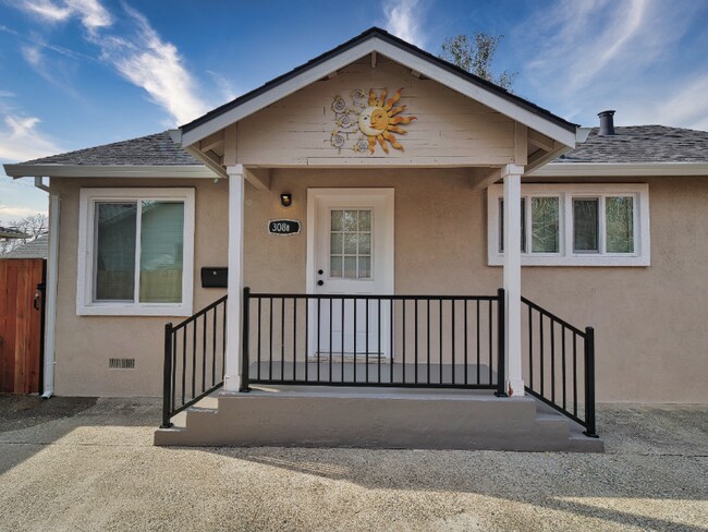 Building Photo - 308 6th St