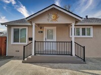 Building Photo - 308 6th St