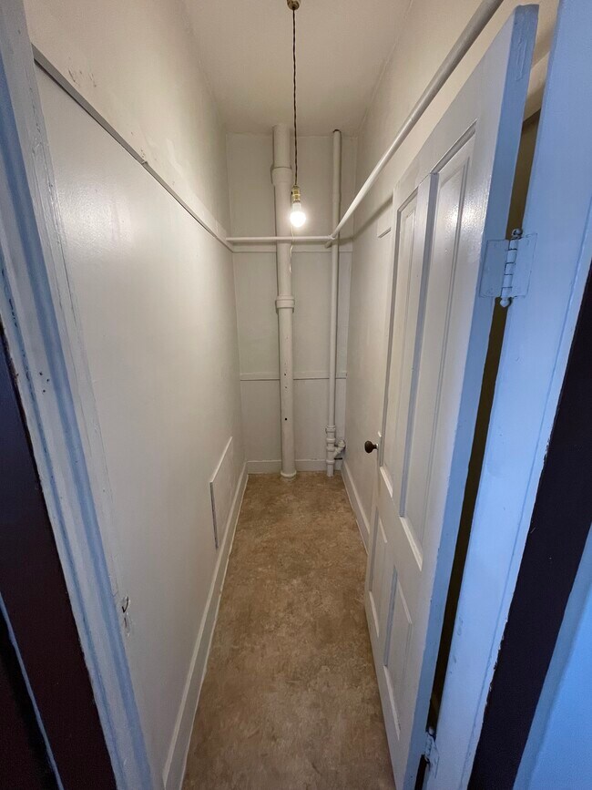 Building Photo - 1305 Merrill Ave