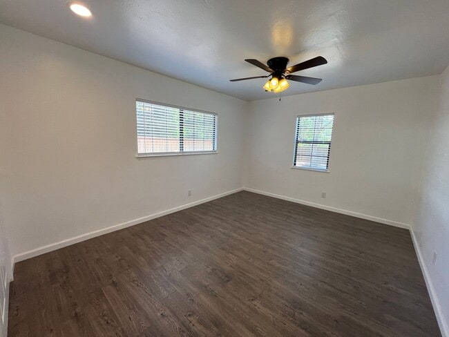 Building Photo - Spacious 3 bed 1bath home available in Ard...