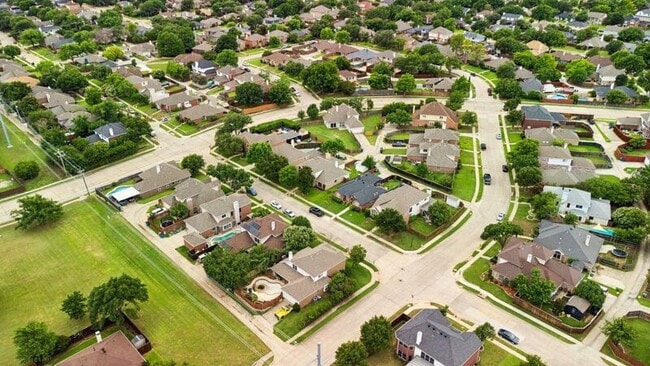 Building Photo - 2036 Camelot Dr