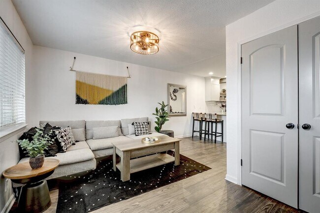 Building Photo - 1202 Newning Ave