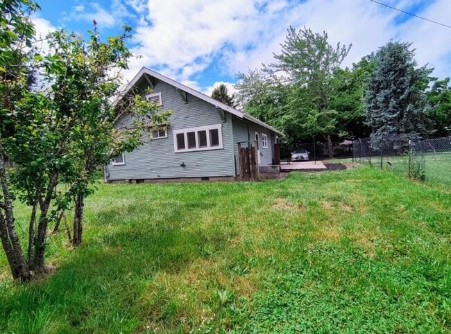Building Photo - Adorable 3 Bedroom 1 Bath Cape Cod Home
