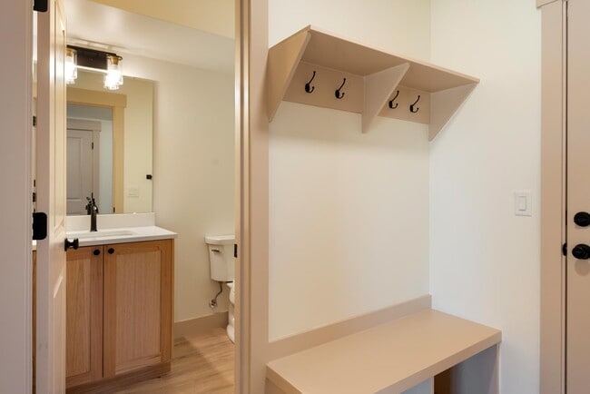 Building Photo - 405 Par Ave