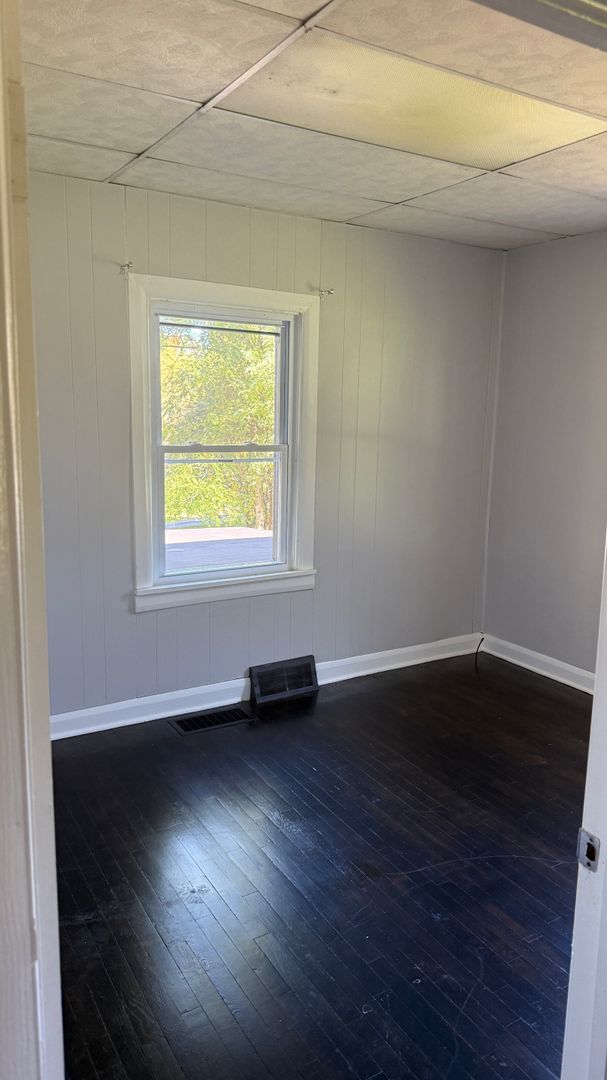 Building Photo - 2 bedroom side by side duplex ready now!