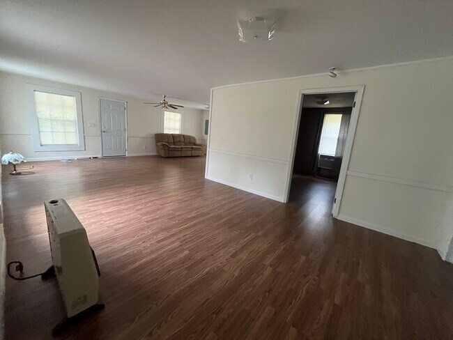 Building Photo - 255 Peachtree Dr