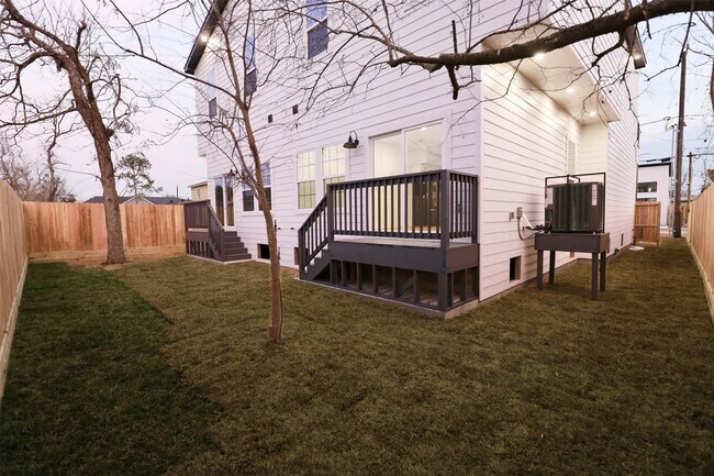 Building Photo - 421 E 41st St