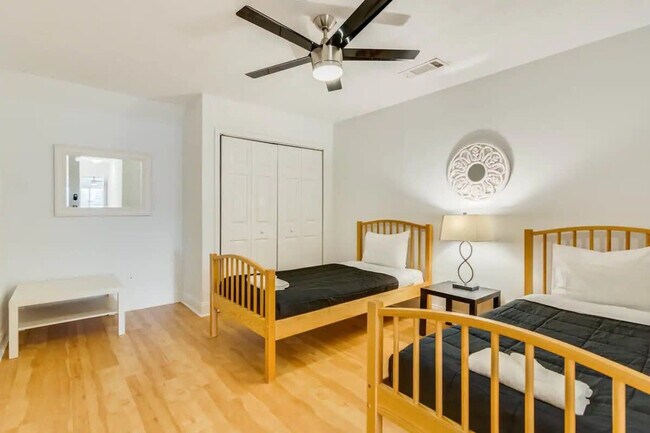 Building Photo - 1408 Aramore Dr SE