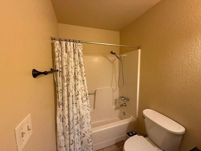 Building Photo - Temescal and Moonstar Duplex