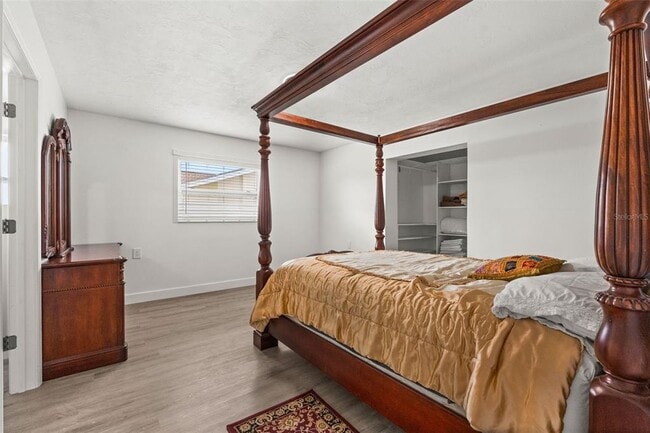 Building Photo - 710 116th Ave