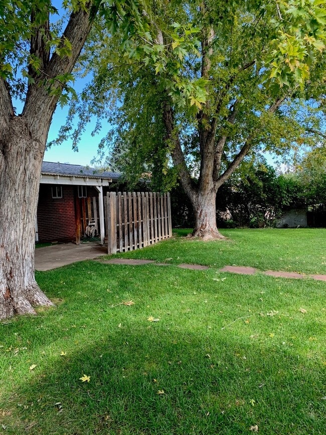 Building Photo - 3 Bedroom, 2 Bath Ranch Home with 1 Car At...